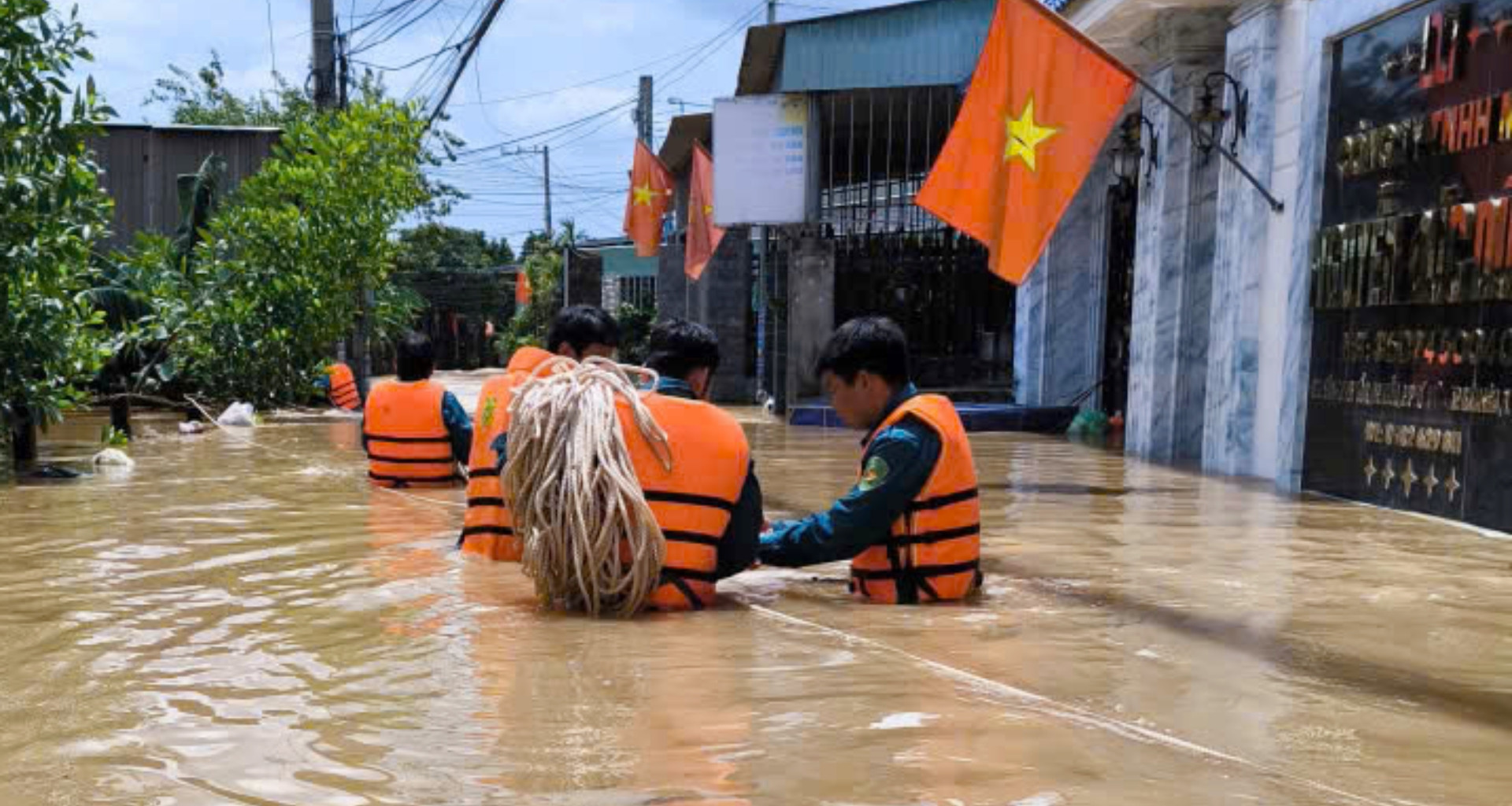 Khu dân cư bị ngập, dân quân cõng người phụ nữ qua dòng nước chảy xiết