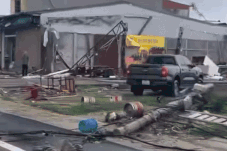 Lốc xoáy quần thảo ở Hưng Yên, mái tôn văng khắp nơi, bàn ghế bị cuốn ra đường