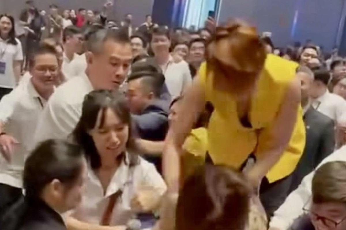 Môi giới trong vụ trèo lên bàn giành giật phiếu mua căn hộ tại TPHCM trần tình