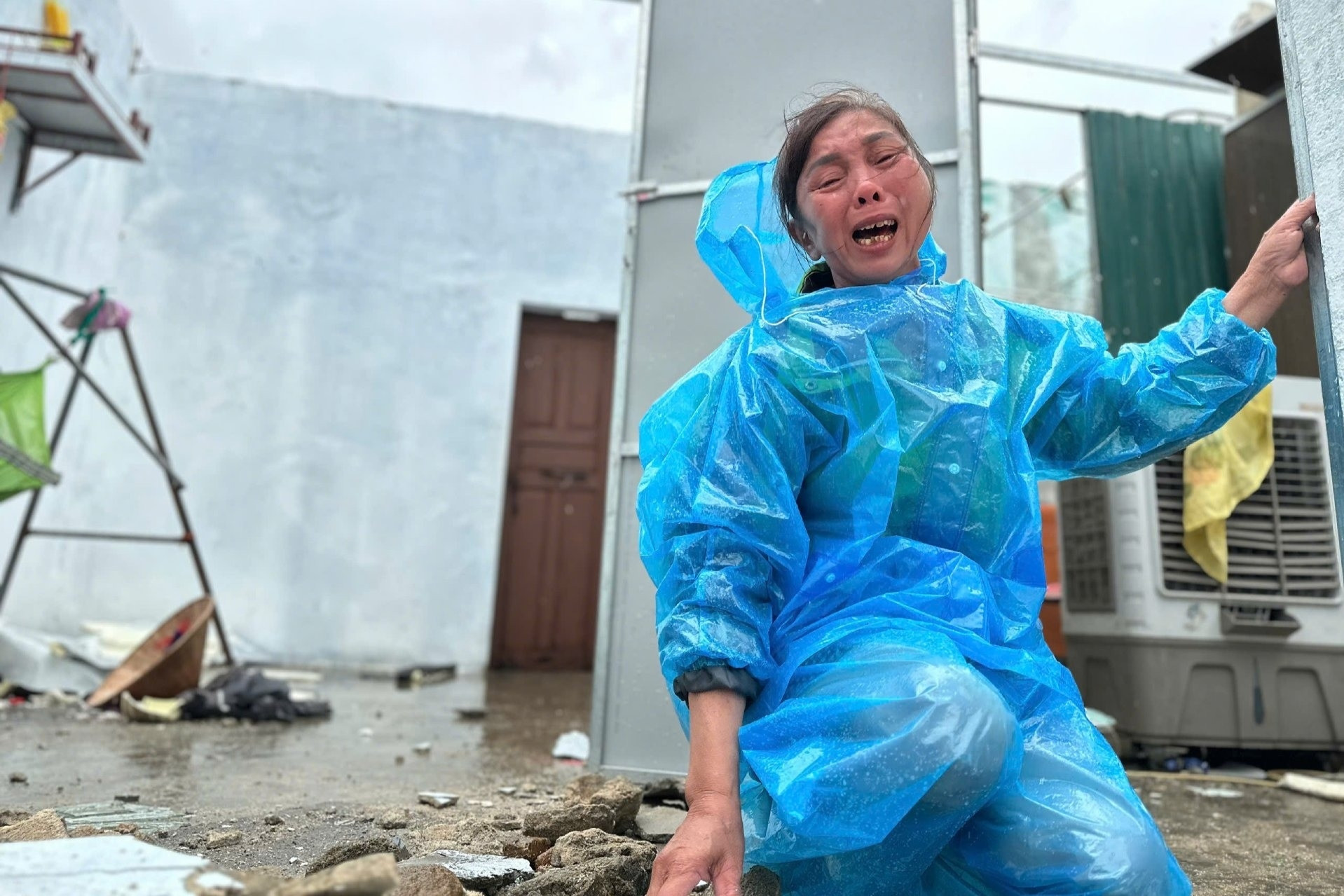 Một tháng, bão 'tháo nhà' 2 lần, người phụ nữ oà khóc giữa đống gạch vỡ