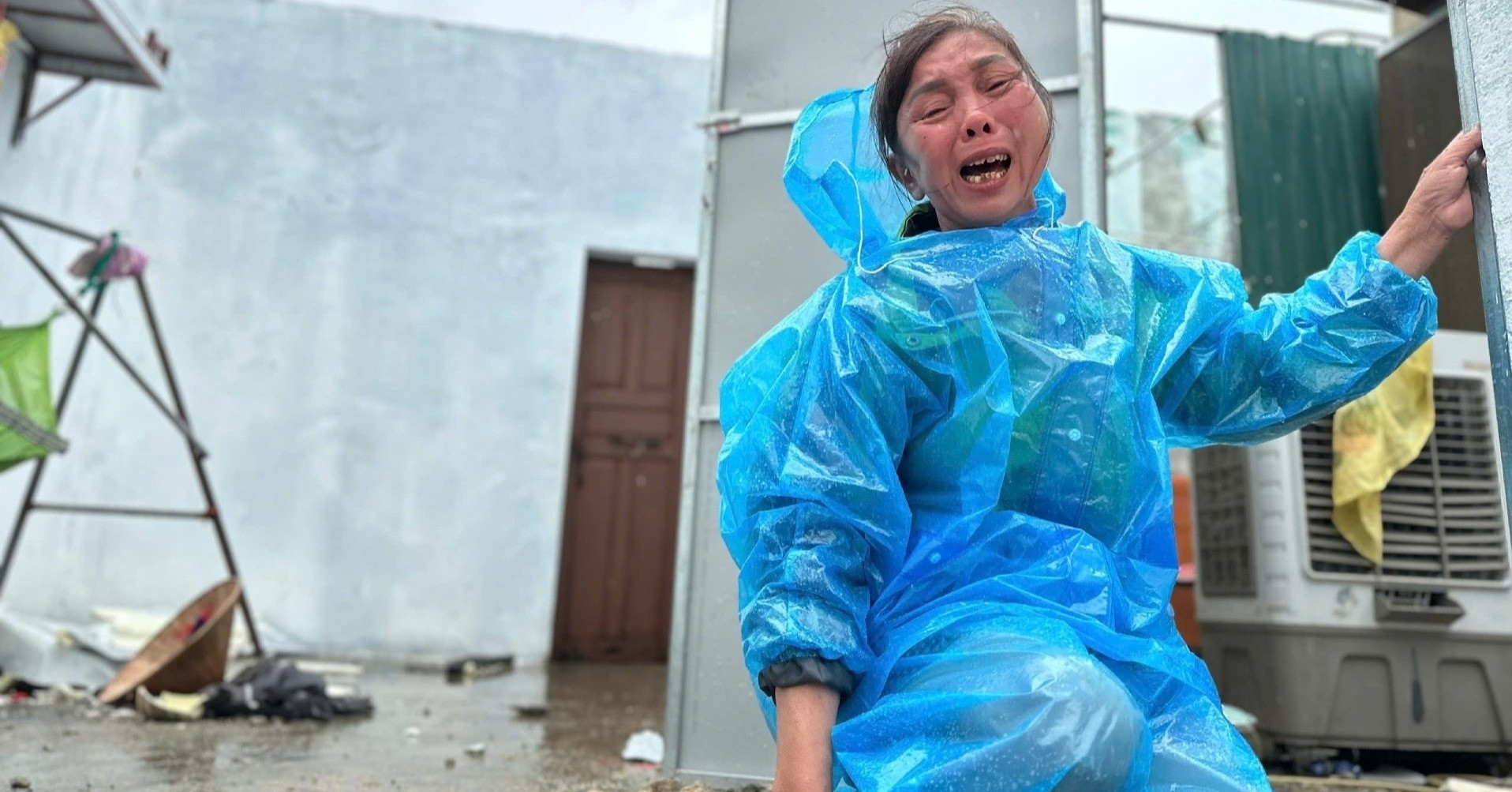 Một tháng, bão &amp;apos;tháo nhà&amp;apos; 2 lần, người phụ nữ oà khóc giữa đống gạch vỡ, tôn rách