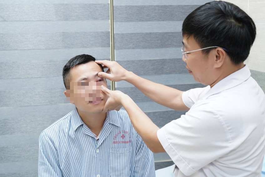 Người đàn ông nhập viện vì tai nạn khi đang chơi cầu lông