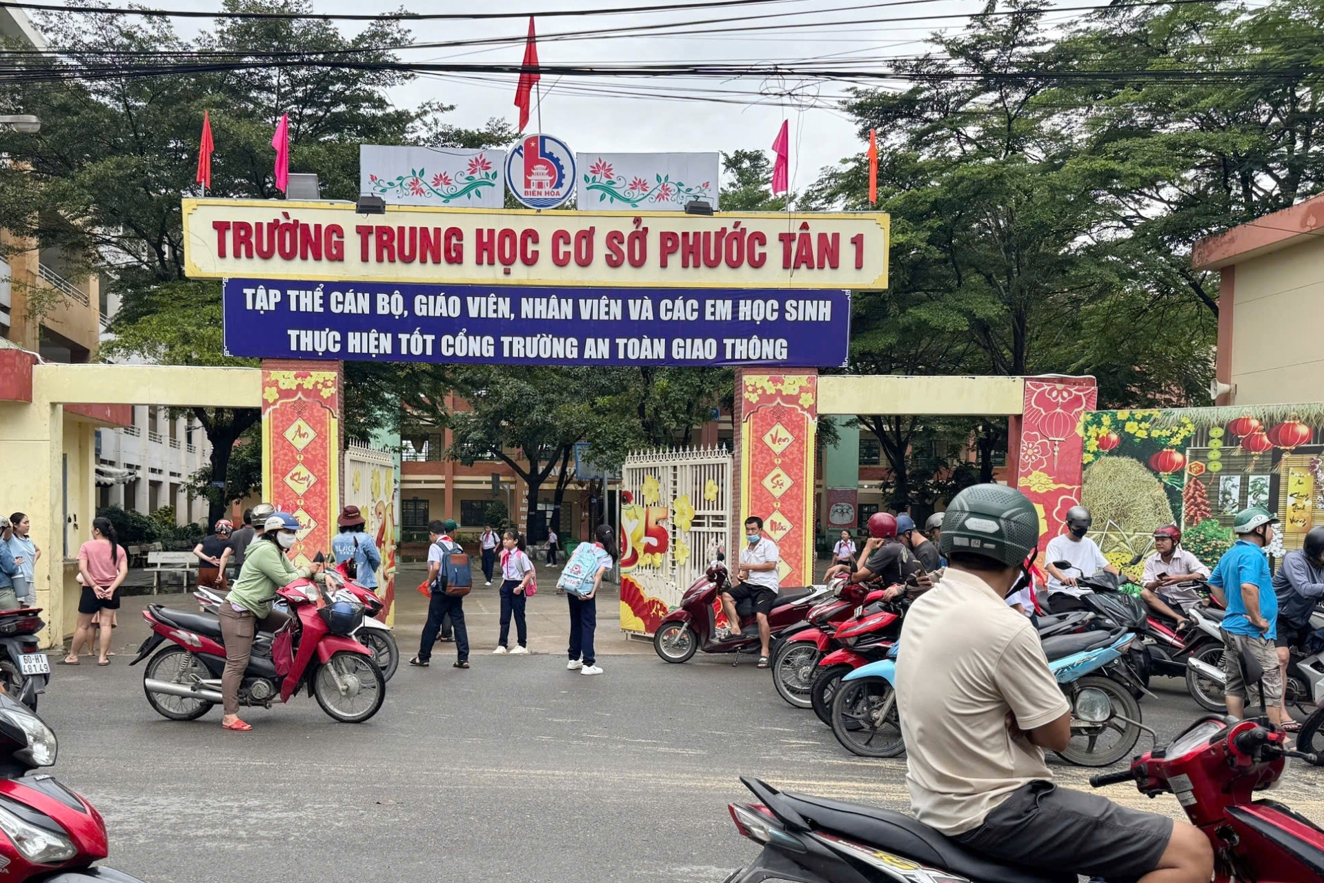 Nhà trường thông báo khẩn, yêu cầu phụ huynh đón 1.300 học sinh về sớm
