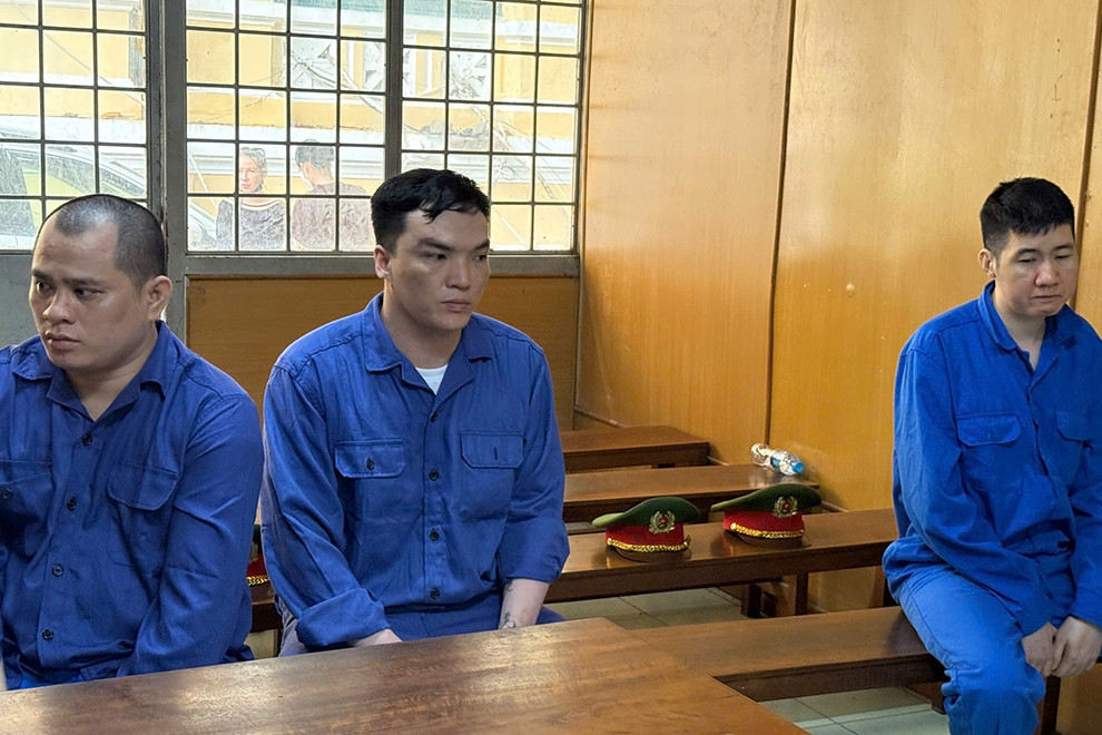 Nhận nợ thay em, chị gái bị bịt mắt đưa vào rừng, ép quay clip nhạy cảm