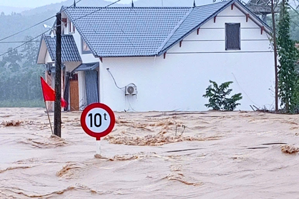 Nhiều thôn ở Bắc Ninh bị lũ cô lập, căn nhà 2 tầng ngập sâu gây chú ý