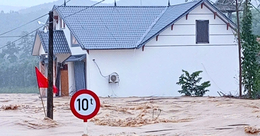 Nhiều thôn ở Bắc Ninh bị lũ cô lập, căn nhà 2 tầng ngập sâu gây chú ý