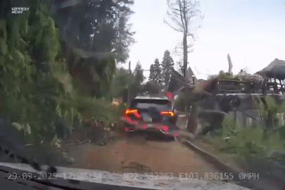 Ô tô chở 3 người bị khối đất sạt lở hất tung xuống vực sâu ở Lào Cai