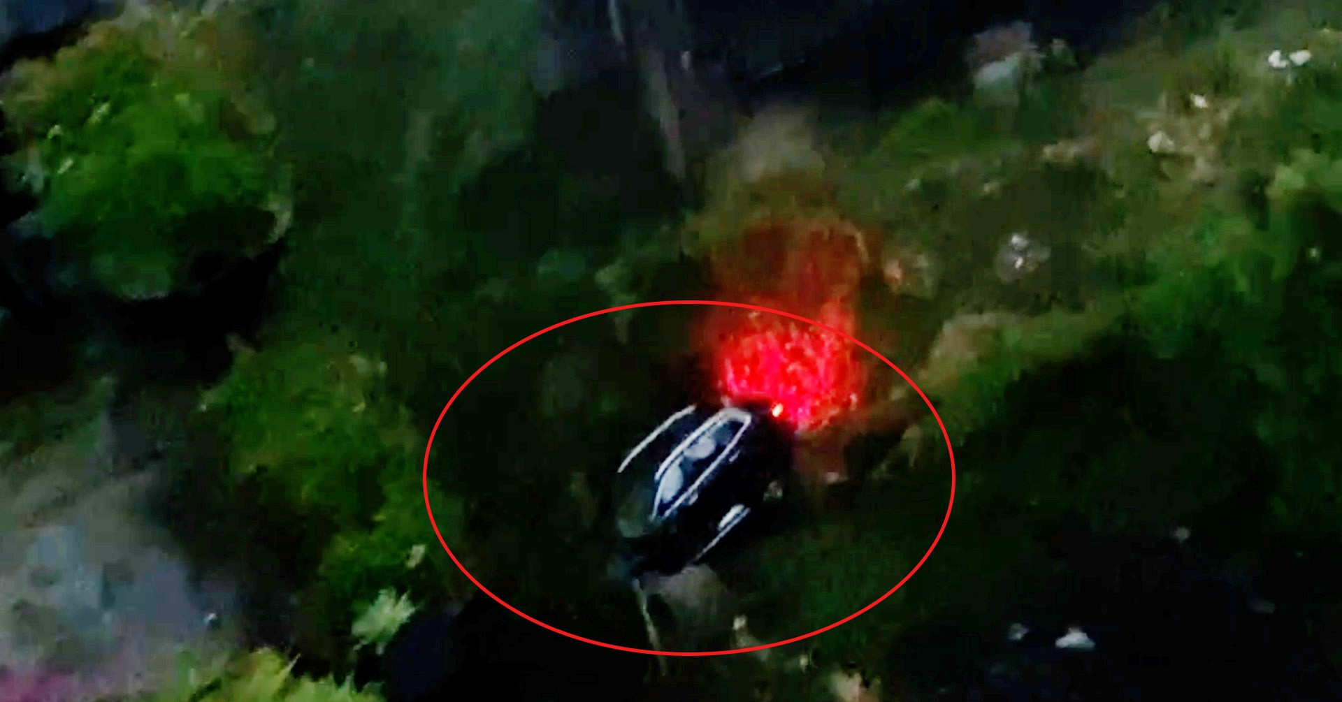 Ô tô chở 3 người bị khối đất sạt lở hất tung xuống vực sâu ở Lào Cai