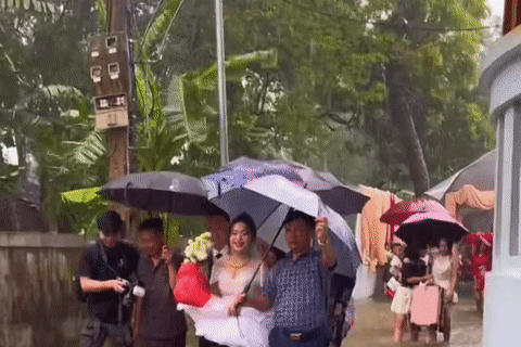 Rạp cưới tốc mái, chú rể Thanh Hóa cùng 30 người lội nước rước dâu giữa mưa bão