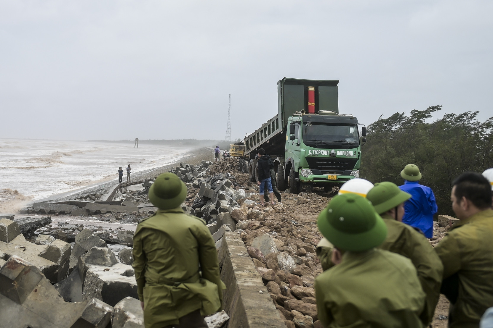 Sập mái kè biển ở Ninh Bình, huy động 1.200 người hộ đê