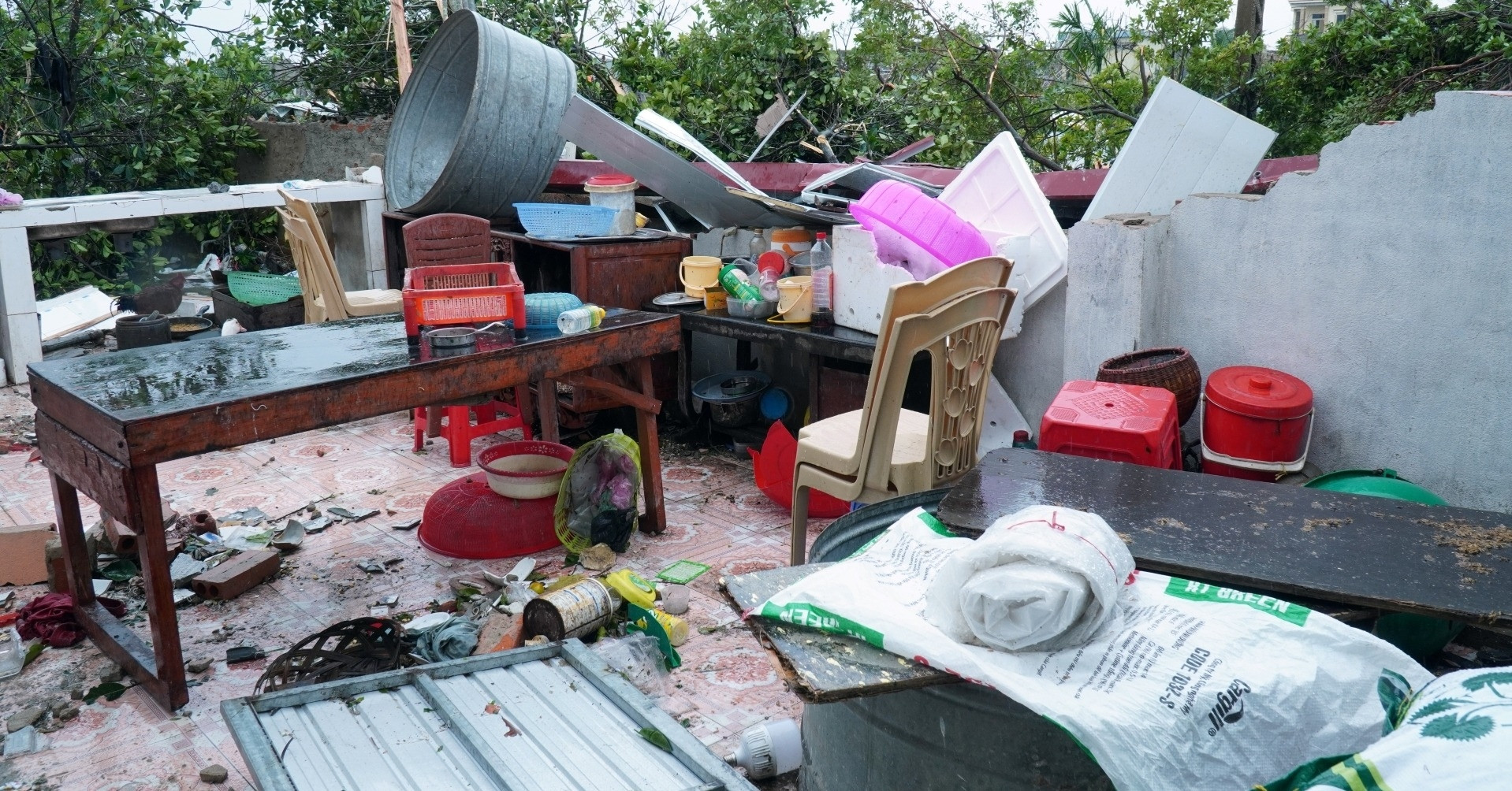 Sau cơn bão quét suốt đêm, người dân thẫn thờ bên những &amp;apos;ngôi nhà không mái&amp;apos;