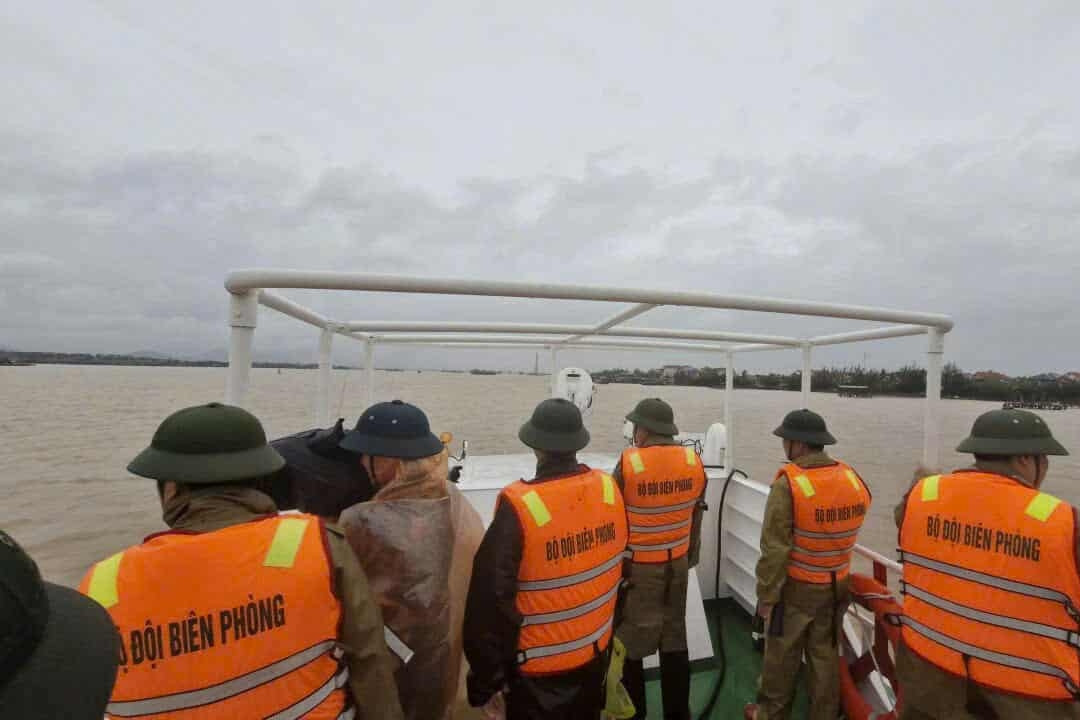 Tàu chìm ở khu neo đậu tránh bão Bualoi, 9 người mất tích