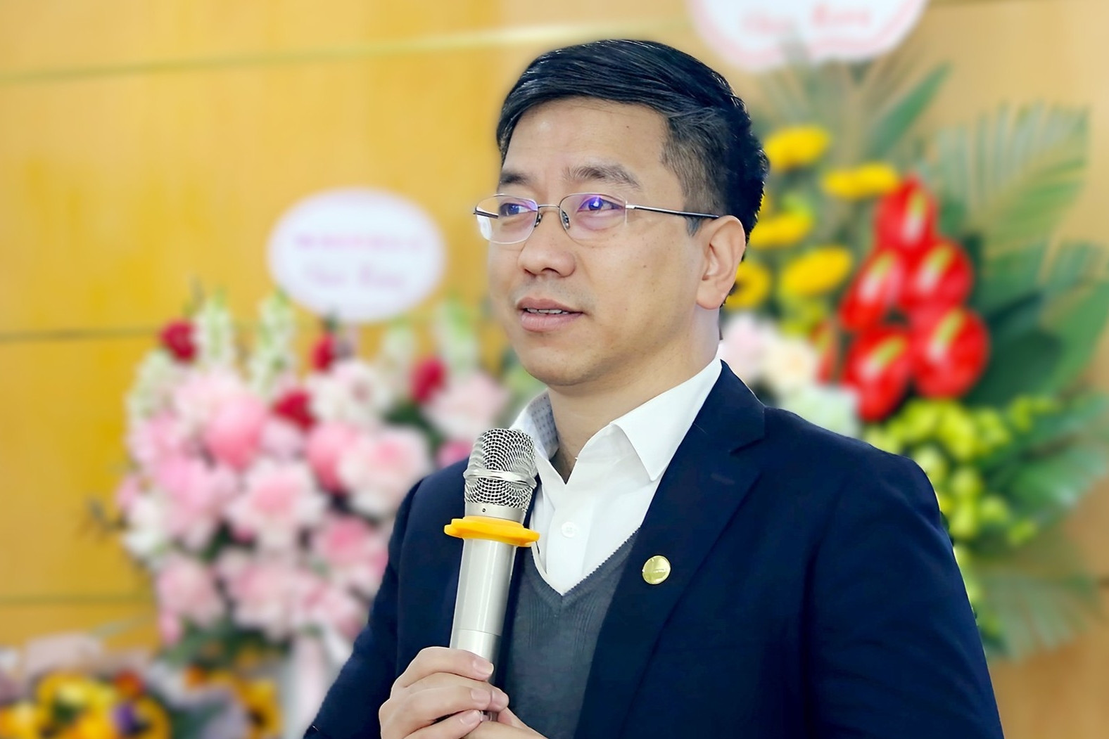 Thầy giáo ngao ngán về 'giao diện' nam quần đùi, nữ áo mỏng xuyên thấu lên lớp