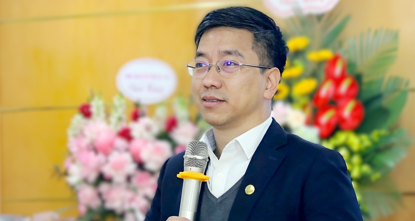 Thầy giáo ngao ngán về "giao diện" nam quần đùi...