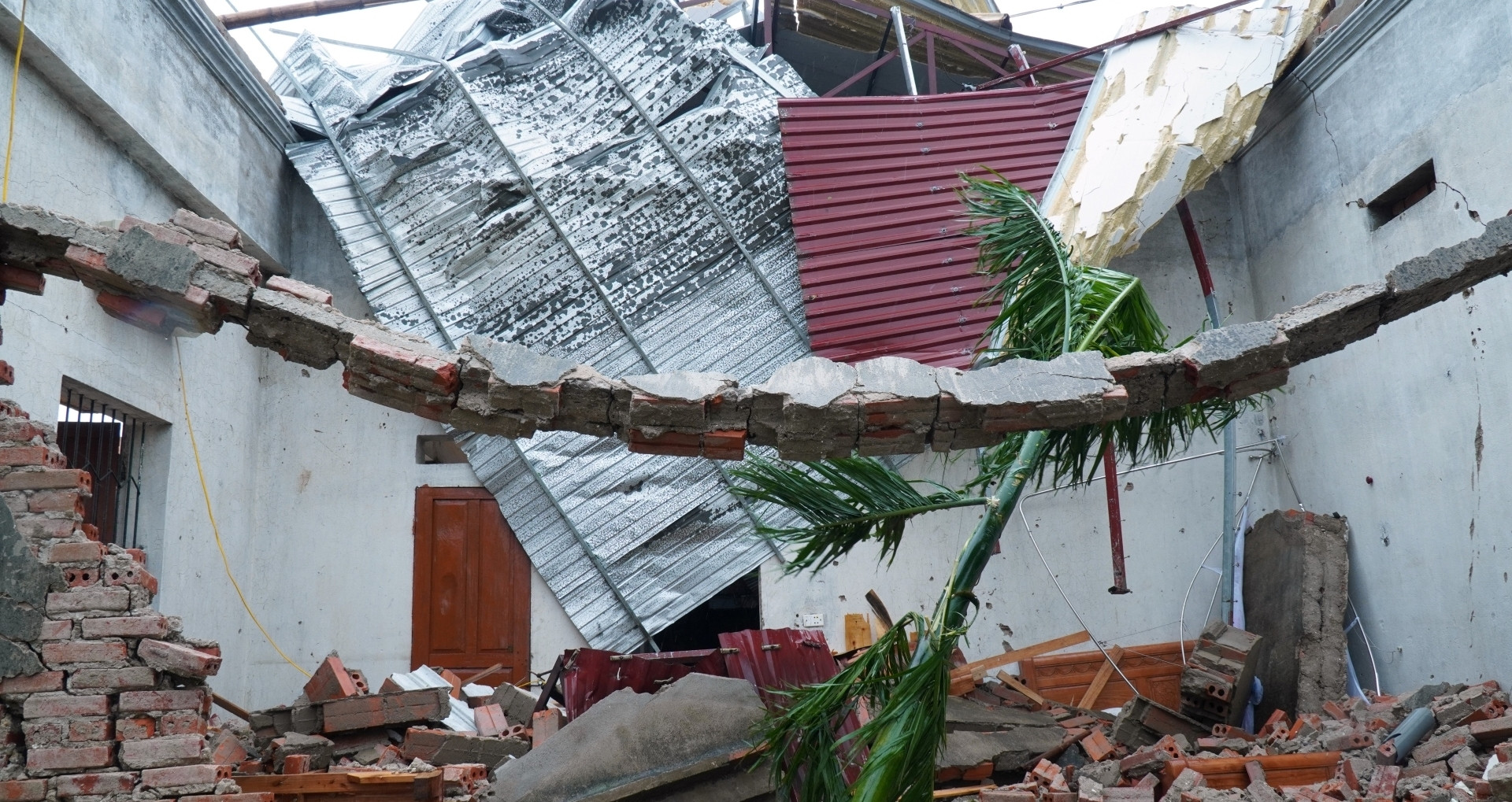 Thoát thân trong đêm khi căn nhà đổ sập, hai vợ chồng già chưa dám trở về