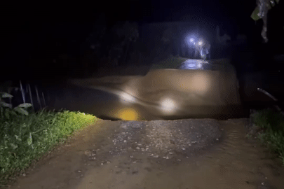 Vỡ đầm, hơn 50 hộ dân bị cô lập