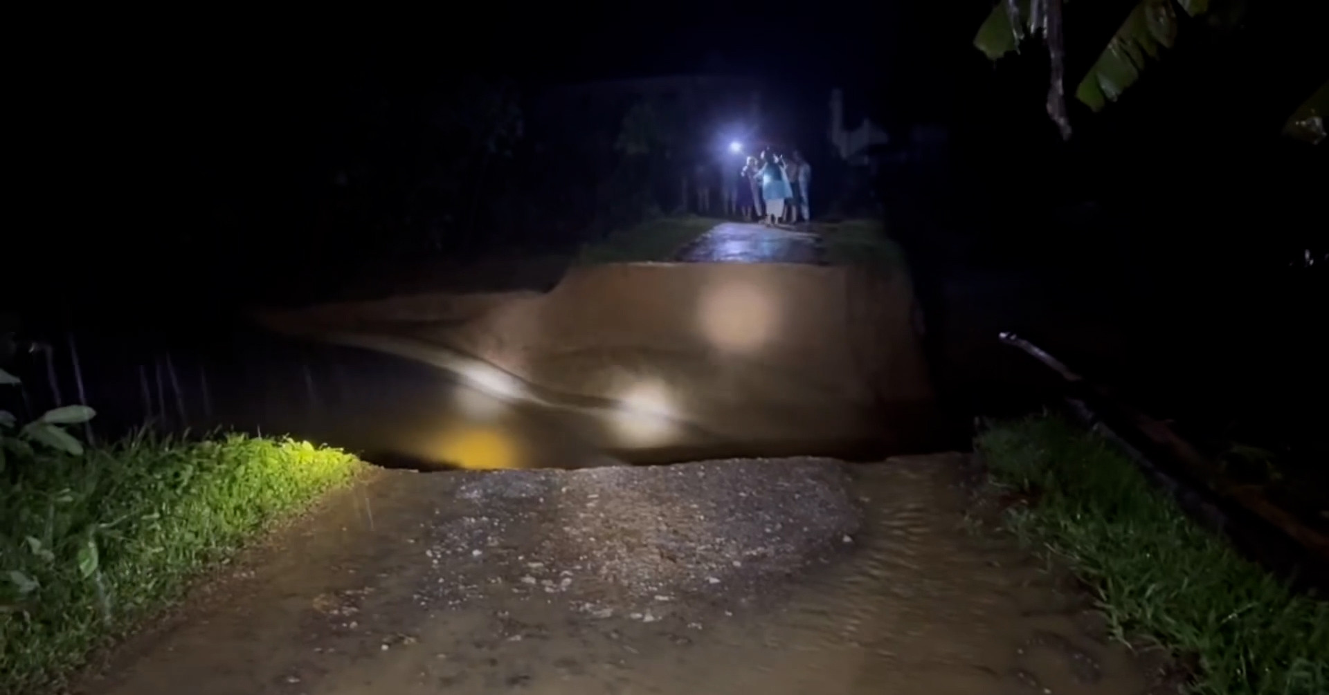 Vỡ đầm, hơn 50 hộ dân bị cô lập