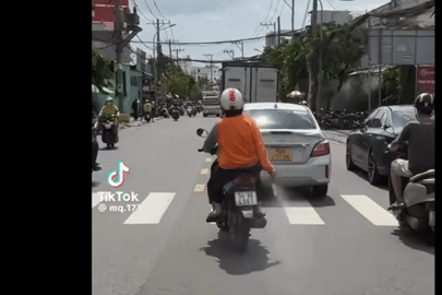 Xác minh clip người phụ nữ mặc áo màu cam rải bột 'lạ' xuống đường ở TPHCM