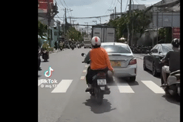 Xác minh clip người phụ nữ mặc áo màu cam rải bột 'lạ' xuống đường ở TPHCM