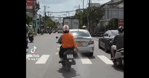 Xác minh clip người phụ nữ mặc áo màu cam rải bột &amp;apos;lạ&amp;apos; xuống đường ở TPHCM