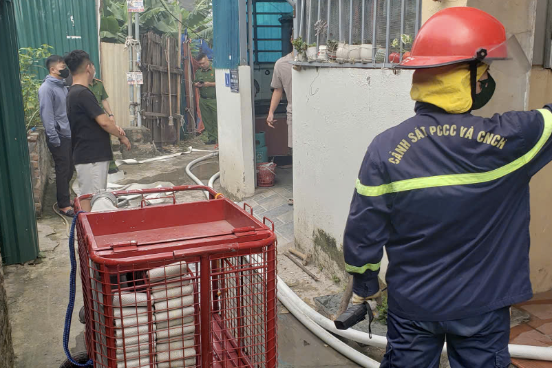 Xe kéo vòi chữa cháy mở lối an toàn cho ngõ nhỏ Hà Nội