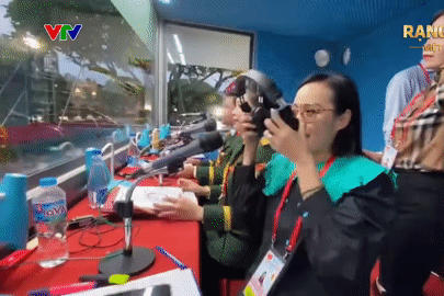 VTV tung video hậu trường của MC Hoài Anh và tổ thuyết minh 13 người sáng 2/9