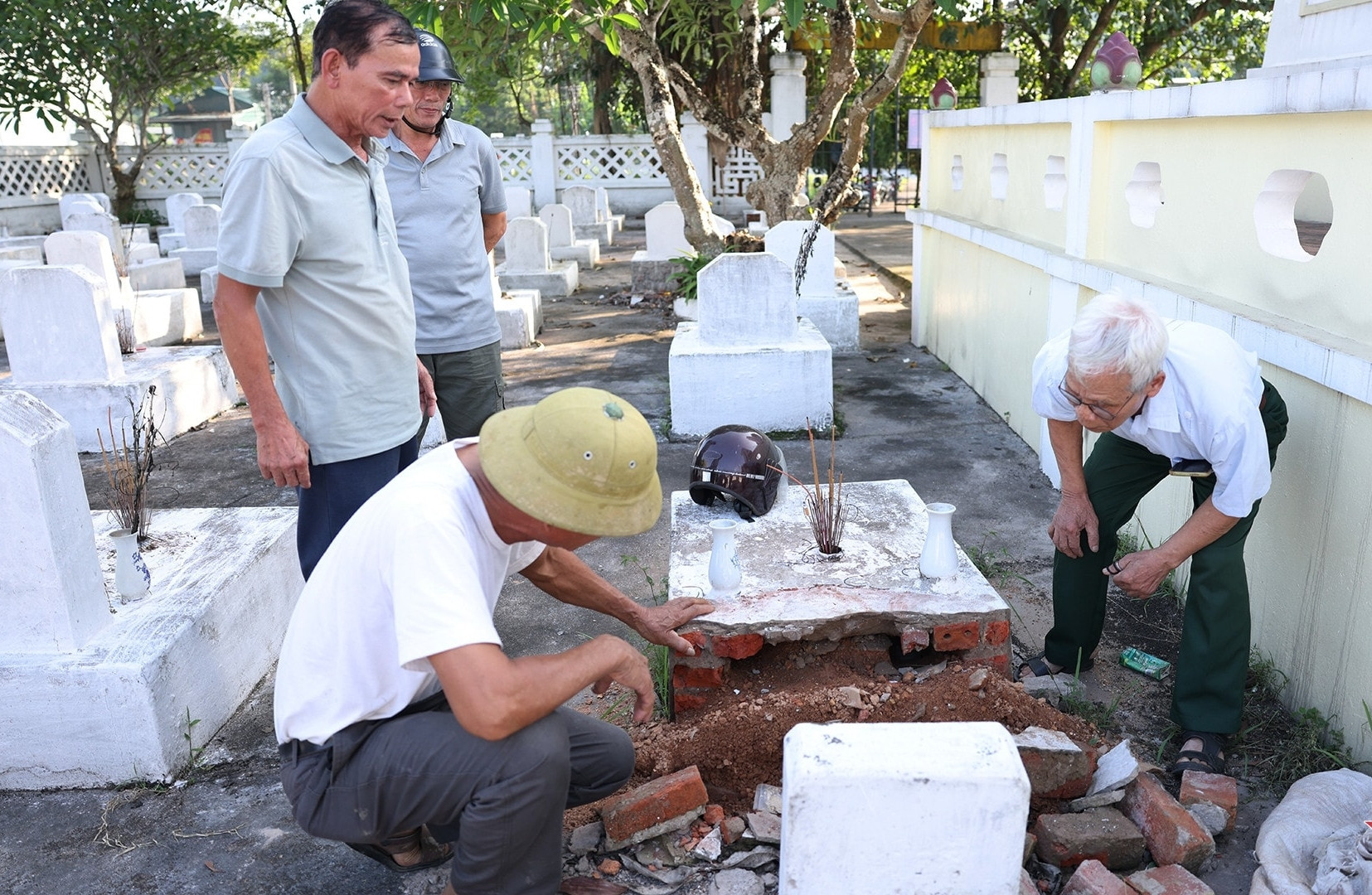 Bản tin trưa 3/9: 18 ngôi mộ liệt sĩ bị đục phá, thân nhân bàng hoàng