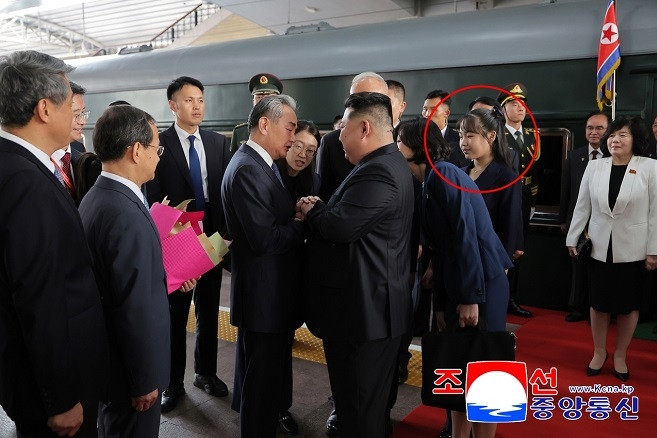 Ẩn ý khi con gái Chủ tịch Triều Tiên Kim Jong Un lần đầu xuất hiện ở Trung Quốc