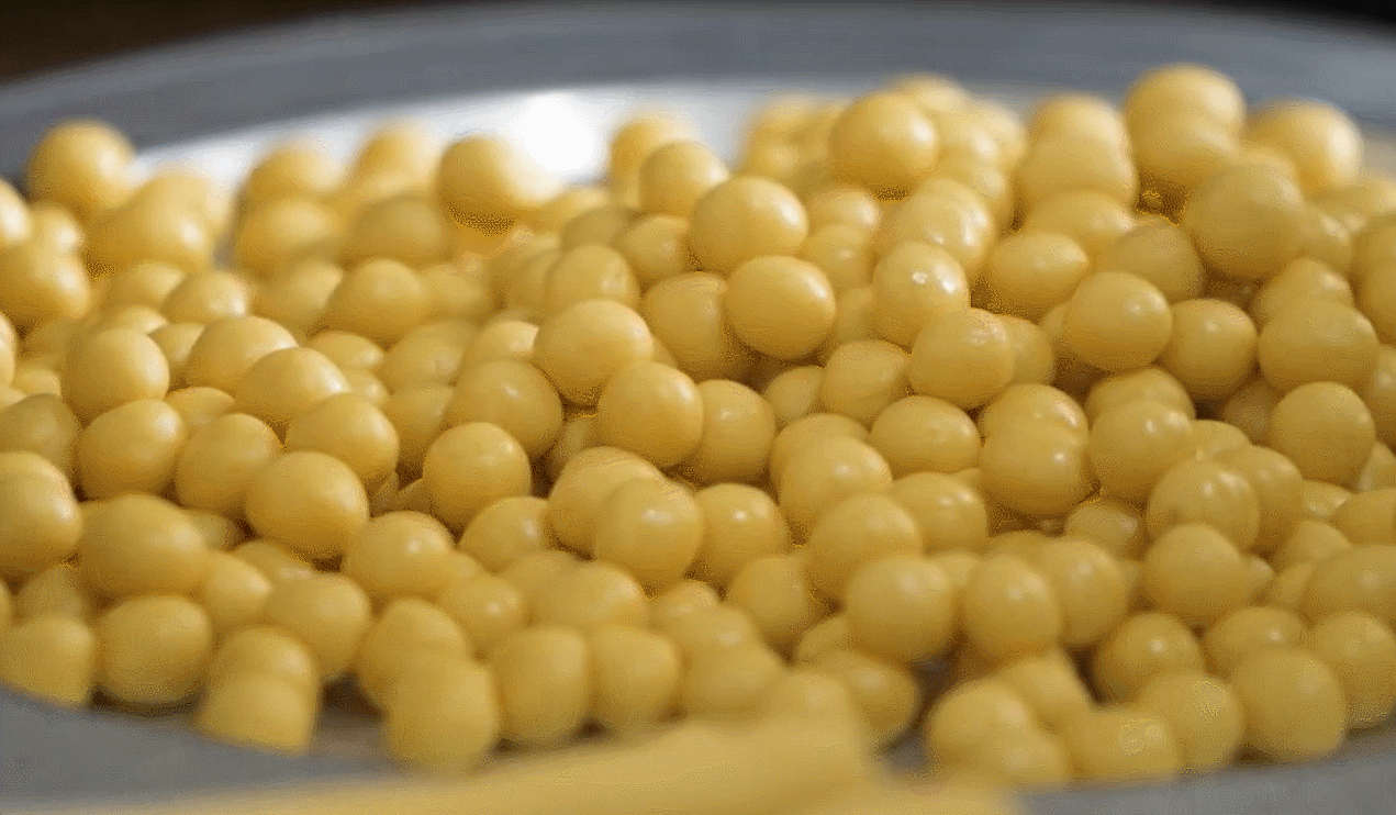 bánh nhãn vị quê.gif