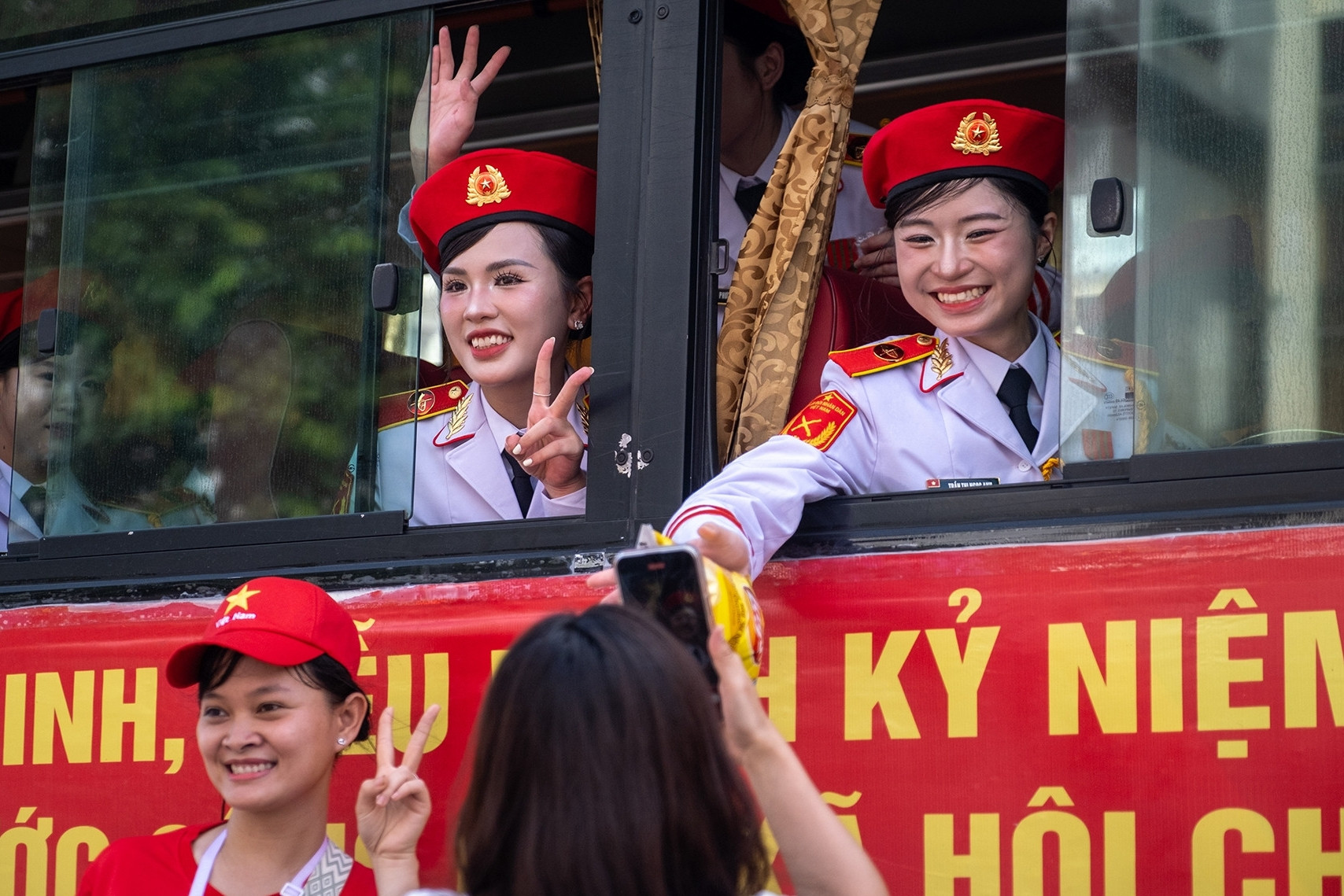 Các chiến sĩ quân đội diễu binh hoàn thành nhiệm vụ, trở về đơn vị