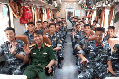 Các khối quân đội lên tàu vào Nam, bịn rịn chia tay người dân Hà Nội