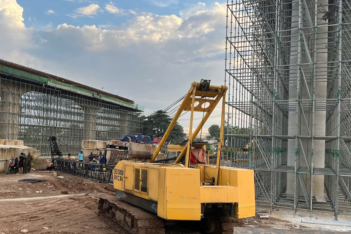 Cần cẩu sập đè chết người tại công trường Vành đai 3 TPHCM