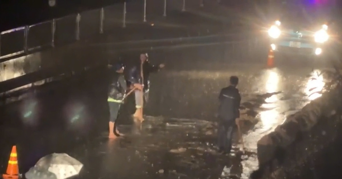 Cát tràn xuống cao tốc Vĩnh Hảo - Phan Thiết trong đêm