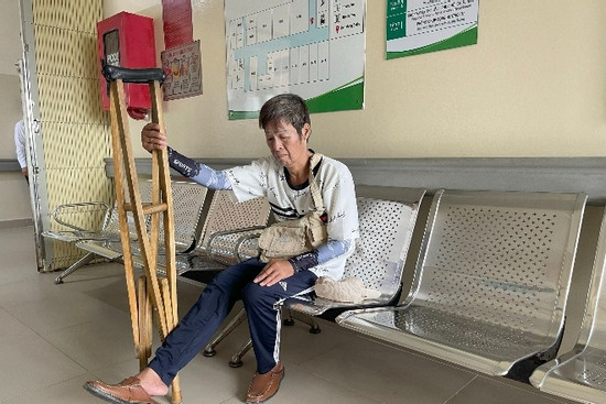 Chạnh lòng người đàn ông đơn độc, lê từng bước vì không đủ tiền phẫu thuật