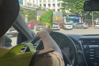 Chiếc Land Cruiser dừng ở cao tốc cầu cứu, cảnh sát lập tức mở đường 'sinh tử'