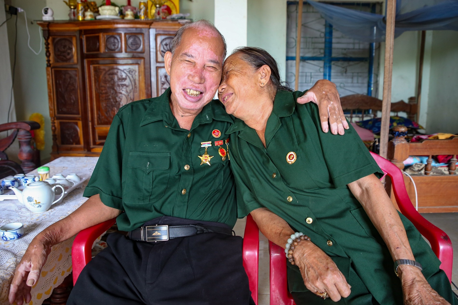 Cô y tá tìm lại người lính mất 2 chân, viết nên chuyện tình cổ tích suốt 50 năm