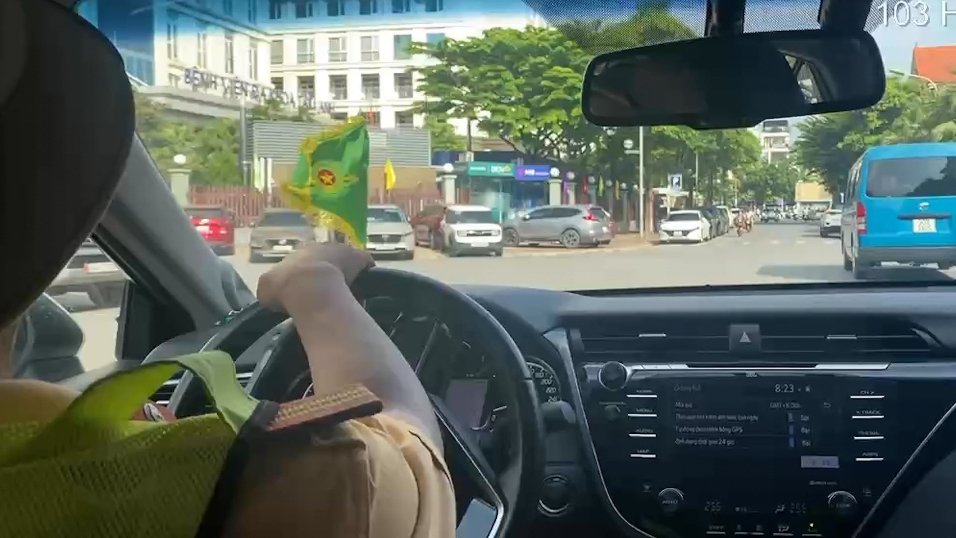 CSGT dua nguoi phu nu den vien.jpg