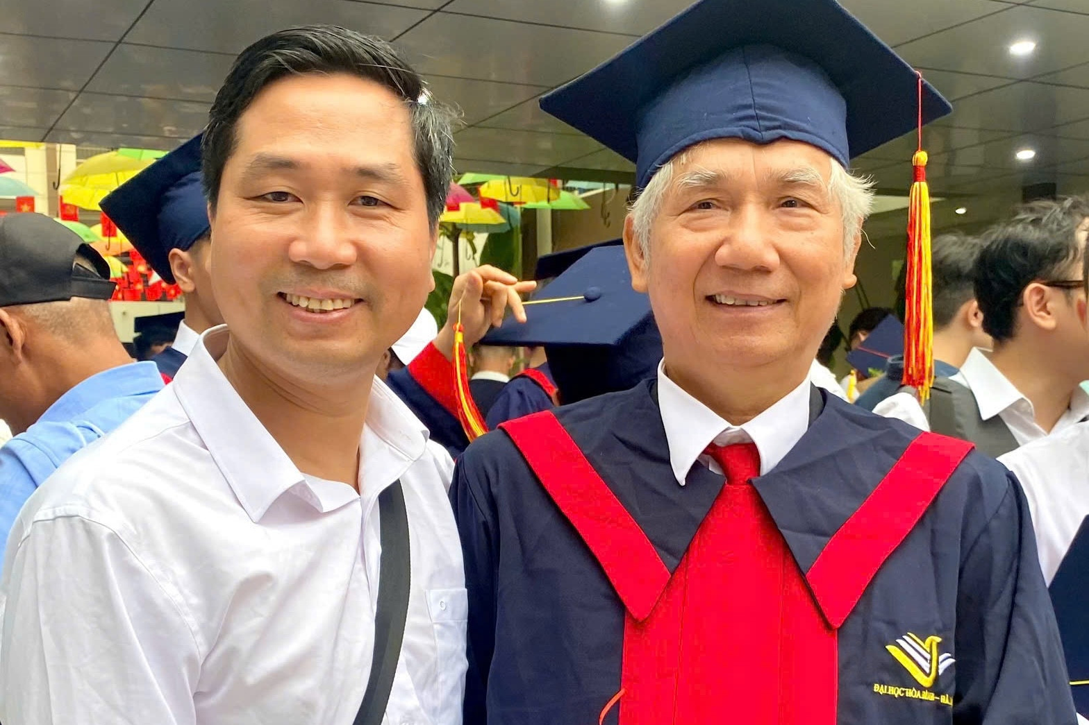 Cụ ông có 3 tấm bằng đại học ngành y dược, tốt nghiệp bác sĩ ở tuổi 75