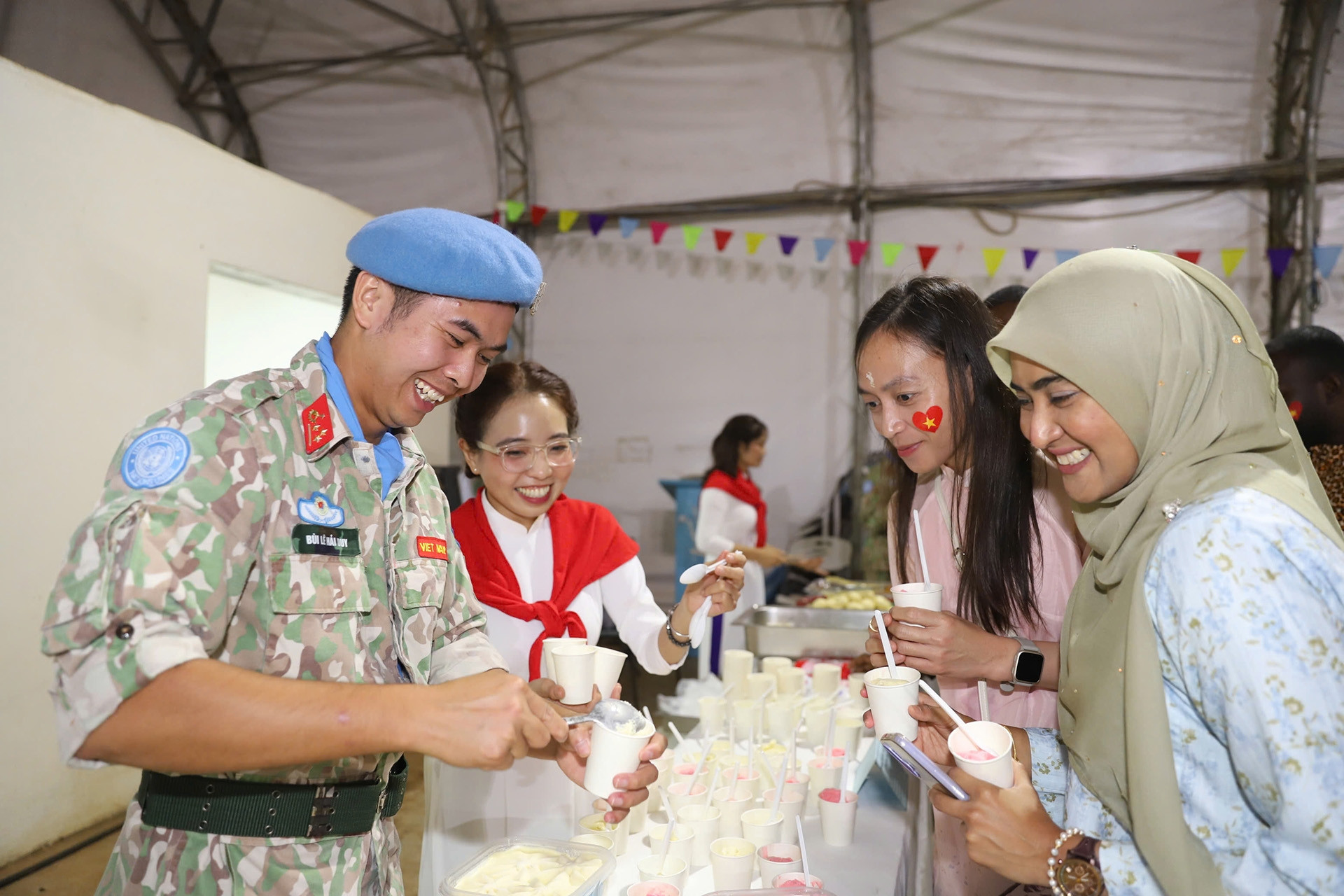 Lính gìn giữ hòa bình Việt Nam trình diễn võ thuật, mừng Quốc khánh ở châu Phi