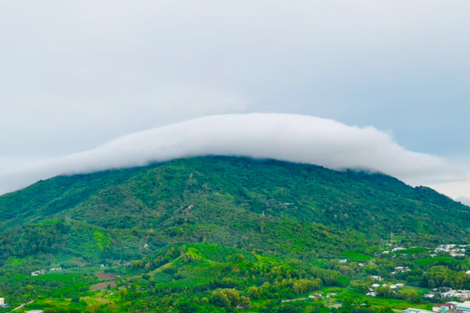 Mây hình đĩa bay xuất hiện trên ‘nóc nhà’ Đồng Nai, người dân trầm trồ ghi lại