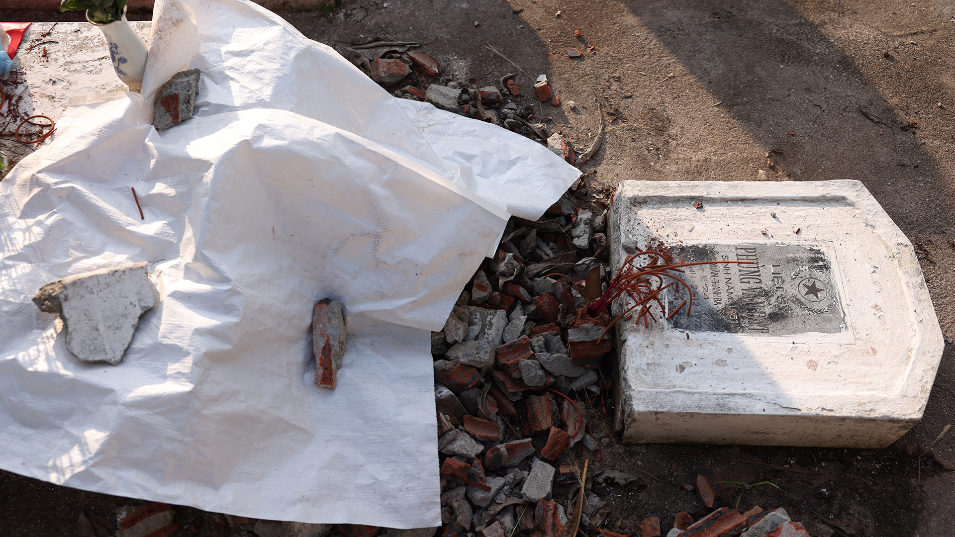 Chủ tịch Phú Thọ Trần Duy Đông chỉ đạo khẩn vụ 18 ngôi mộ liệt sĩ bị đục phá