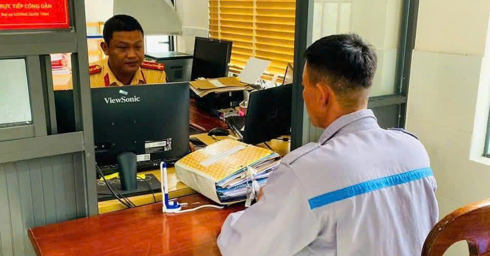 Đánh võng trước đầu ô tô, người đàn ông 34 tuổi trần tình &amp;apos;vì thích thể hiện&amp;apos;