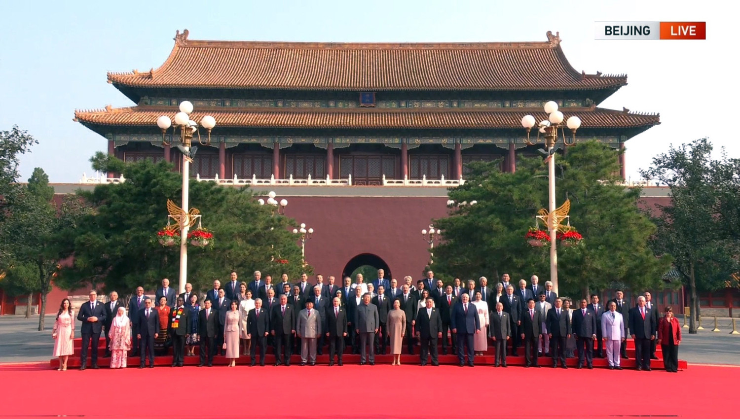 Tap Can Binh va cac lanh dao quoc te.jpg