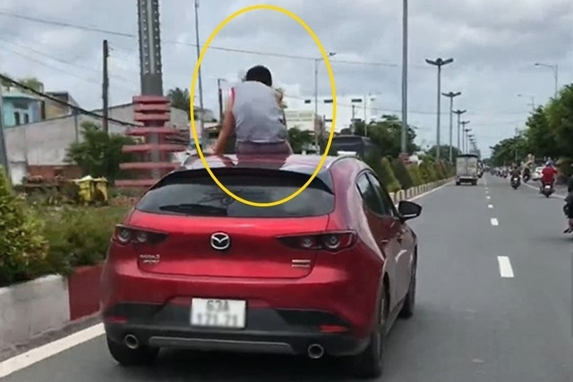 Thò đầu qua cửa sổ trời ô tô: Trò vui nguy hiểm, coi chừng bị CSGT phạt nặng