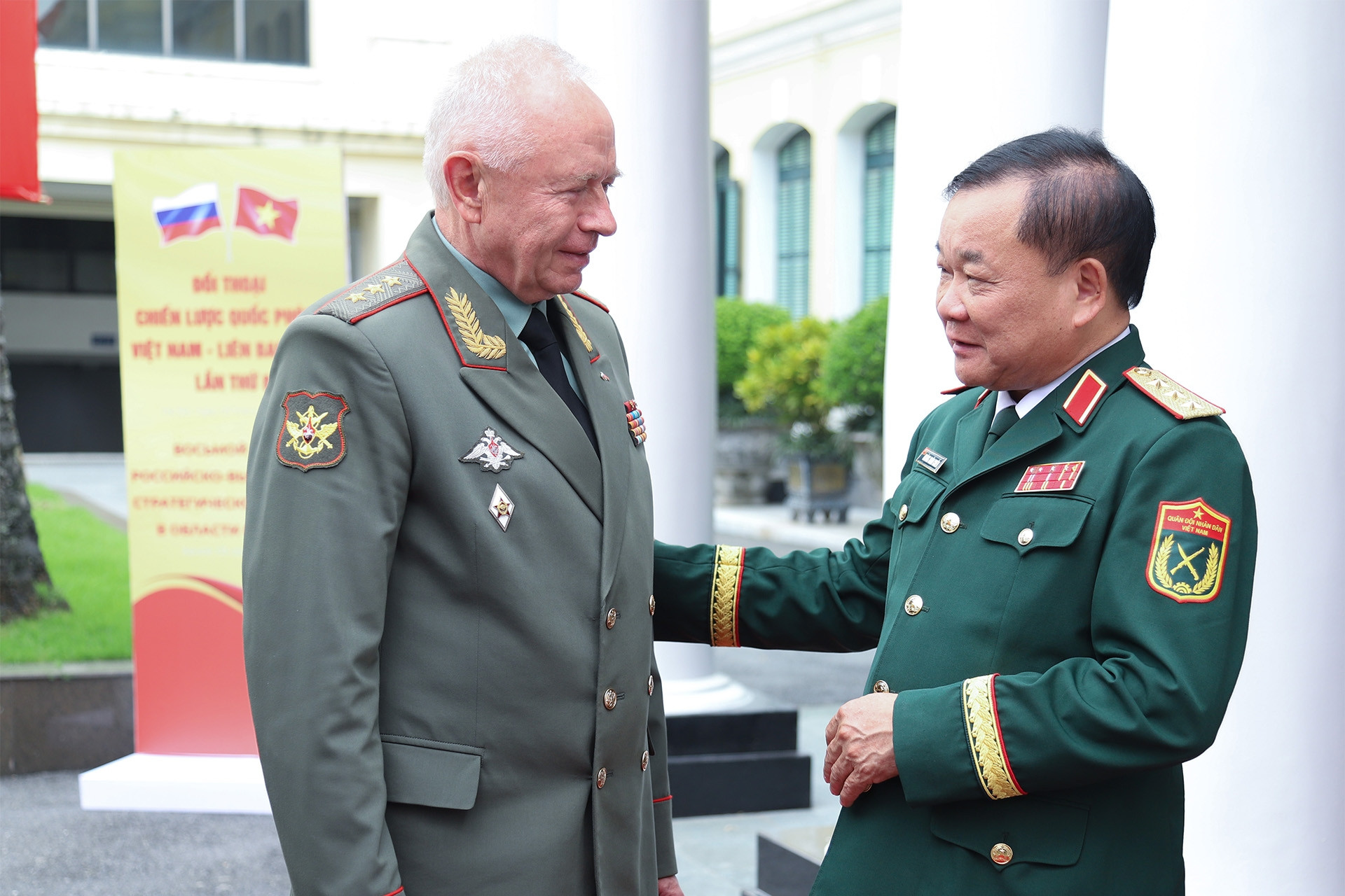 Trao Huân chương Hữu nghị tặng Thứ trưởng Bộ Quốc phòng Nga