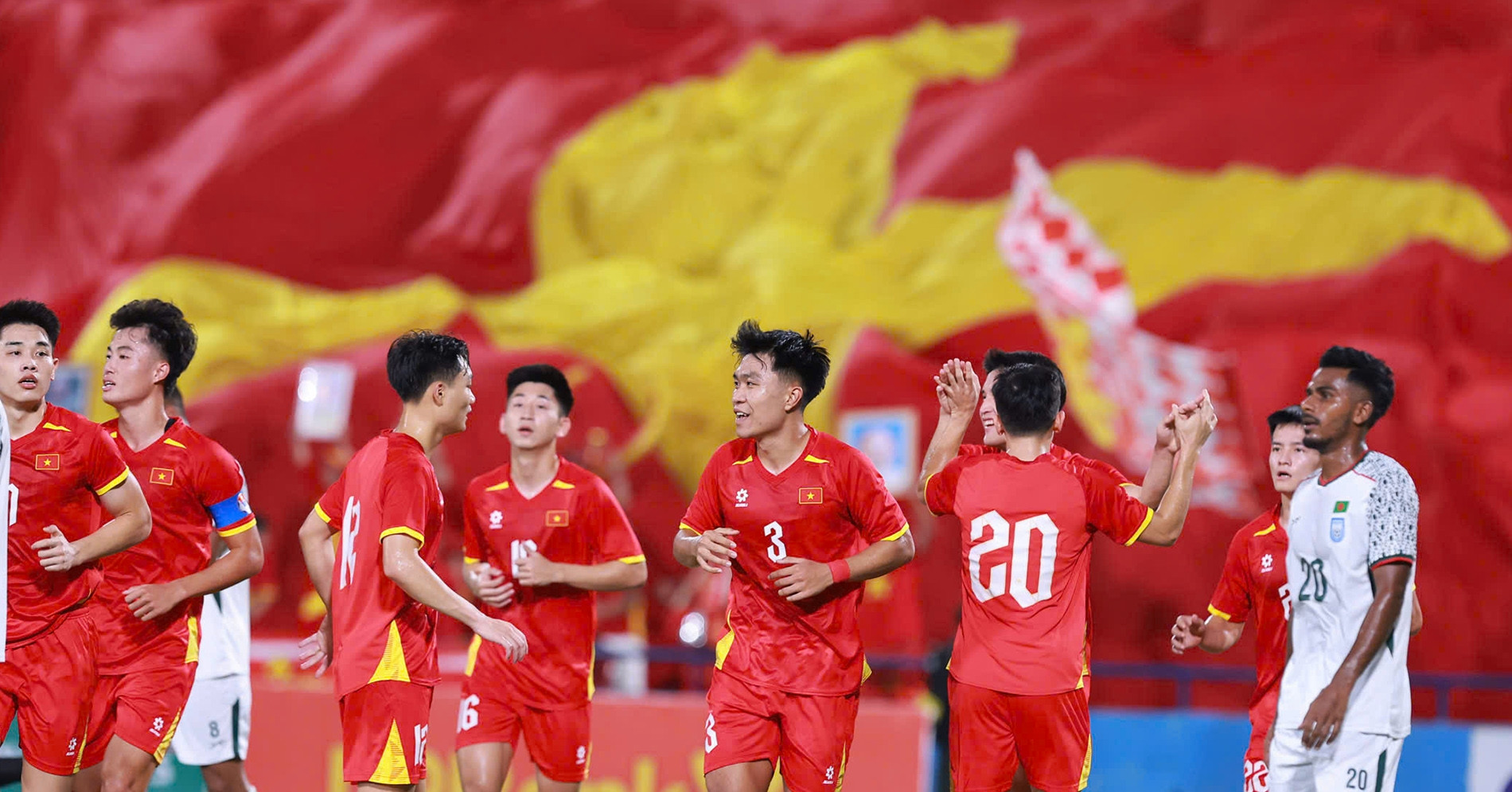 U23 Việt Nam 2-0 U23 Bangladesh: "Hạt sạn" tron...