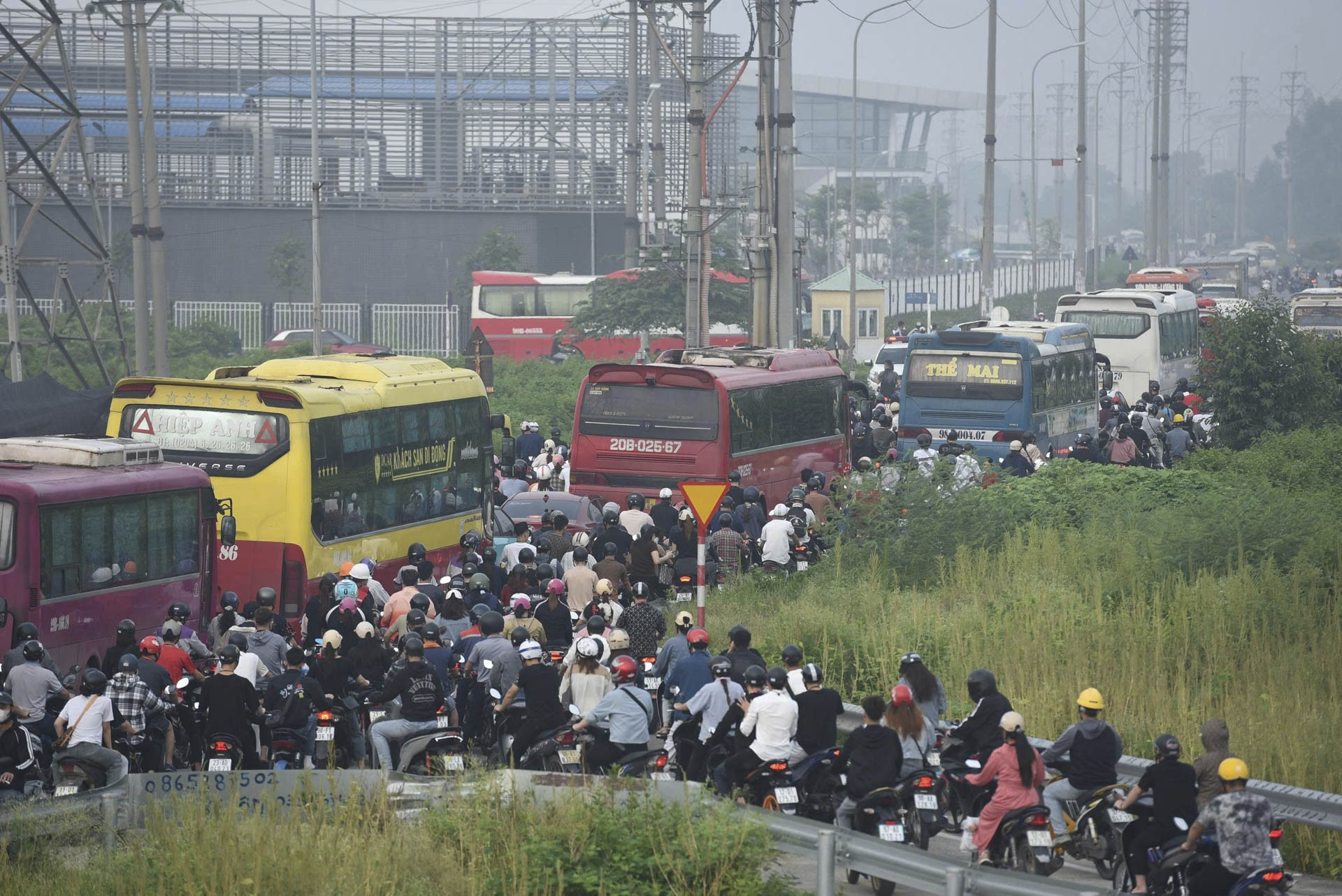 Ùn tắc nghiêm trọng tại 2 KCN lớn, Chủ tịch tỉnh Bắc Ninh trực tiếp kiểm tra xử lý