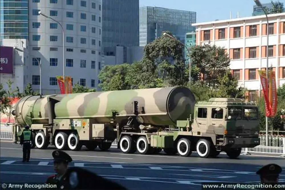 Uy lực tên lửa đạn đạo 'Đông Phong-31' tham gia duyệt binh ở Trung Quốc