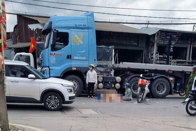Va chạm xe máy và container, người phụ nữ tử vong, thân nhân ngã quỵ tại hiện trường