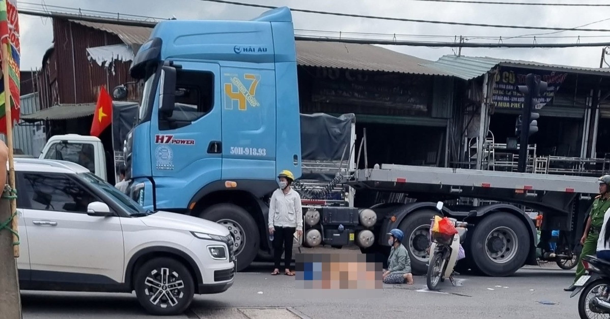 Va chạm xe máy và container, người phụ nữ tử vong, thân nhân ngã quỵ tại hiện trường